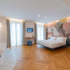 Nero Rooms